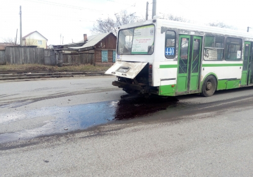 В Омске автобус-«инвалид» «выплюнул» двигатель