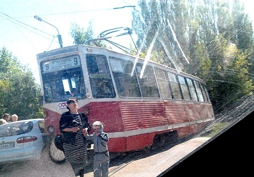 В Омске дети забавляются, кидая камни в стекла проезжающих трамваев