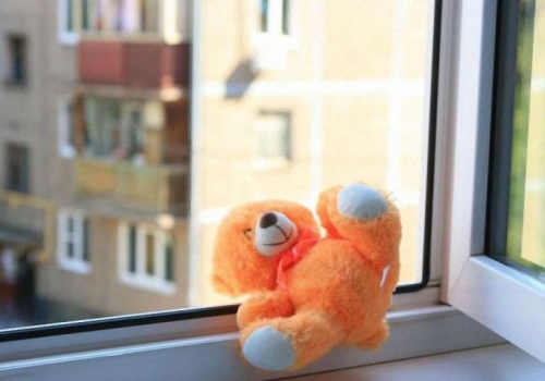В Омске сразу два малолетних ребенка пострадали, выпав из окна