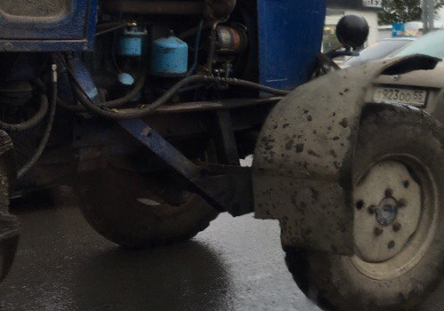 Под Омском трактор «Беларусь» столкнулся с грузовиком Ford