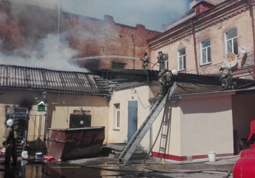 Четырех женщин спасли при пожаре у омской «Яблоньки»