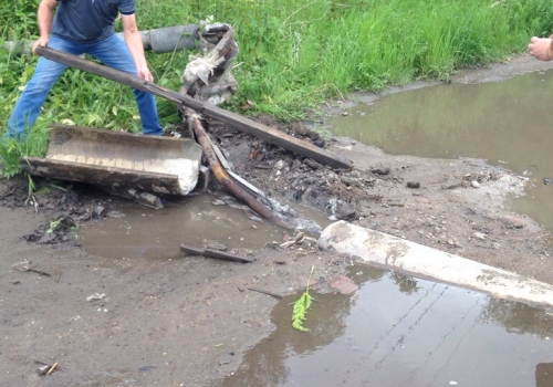 В Омске большегруз раздавил водопроводные трубы