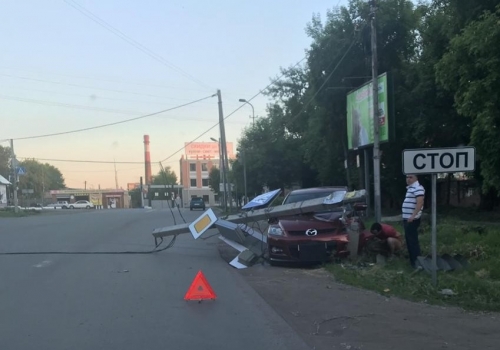 В Омске бетонный столб рухнул на «Мазду»