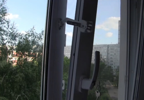 Омская полиция напоминает: держите детей подальше от окон