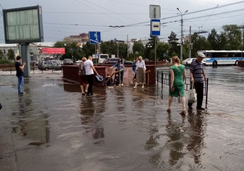 После пары минут дождя центральные омские улицы заполонило водой