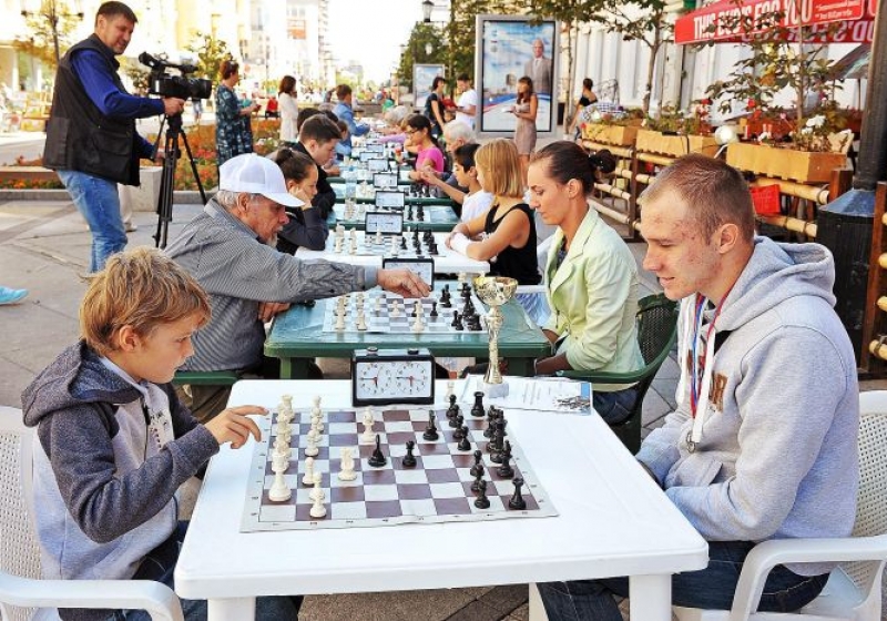 Ребята шахматы играют. Шахматный турнир на улице. Шахматы на улице. Шахматы в парке. Шахматы во дворе.