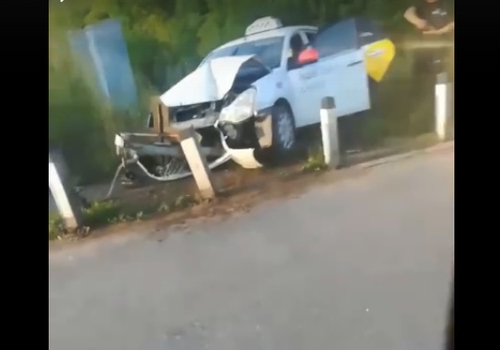 Утром в Омске разбилось очередное такси