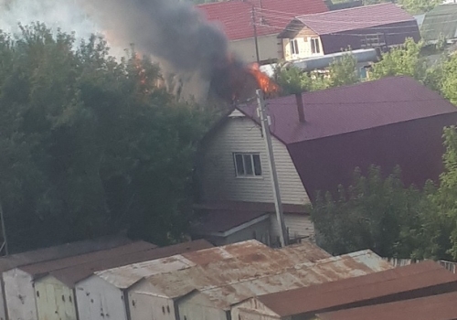 В Омске горит частный дом