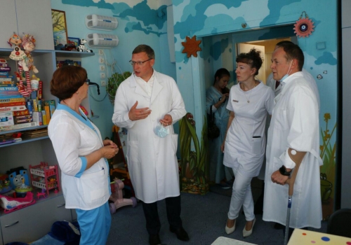Бурков посетовал, что Омской области, как дотационному региону, трудно удерживать врачей