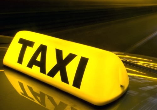«Мне за такое не платят»: омские таксисты отказываются прикасаться к тяжелому багажу пассажирок