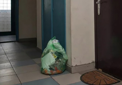 Омич, обнаруживший мусор возле своей квартиры, припугнул соседей расследованием