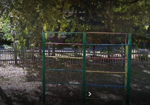 Омские родители не хотят красить древний забор в детском саду