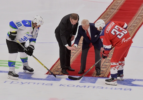 На хоккейном матче чиновников и бизнесменов Бурков провел символическое стартовое вбрасывание