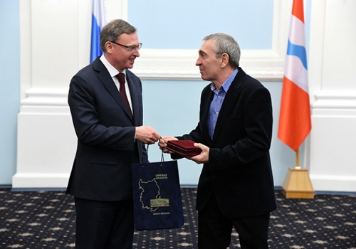 Бурков поздравил Окунева с присвоением звания «Народный артист»