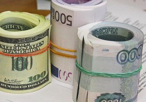 Перед Новым Годом россияне стали активнее покупать доллары и евро