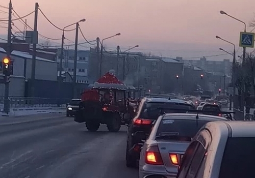 В Омске замечен «Трактор-Дед Мороз»
