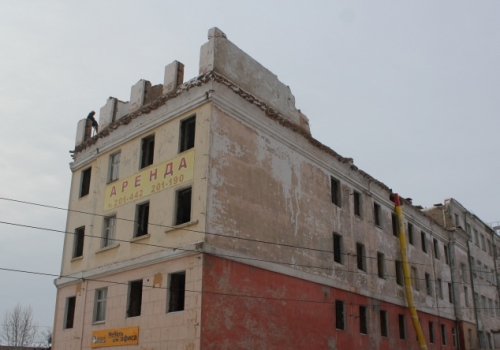 Разрушен пятый этаж здания бывшего Облпотребсоюза в центре Омска