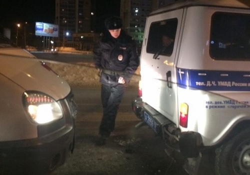 В Омске фактически пустую дорогу не поделили скорая помощь и полицейский УАЗ