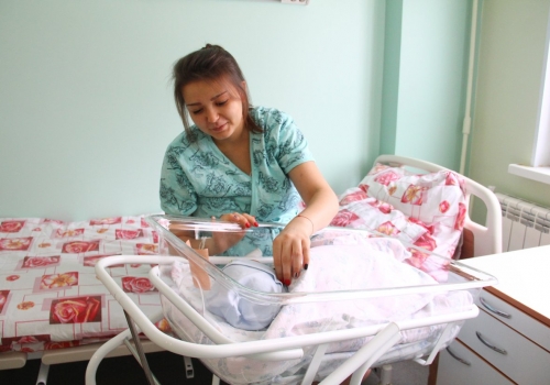 Мэр Омска поприветствовала первого малыша, родившегося в 2020 году