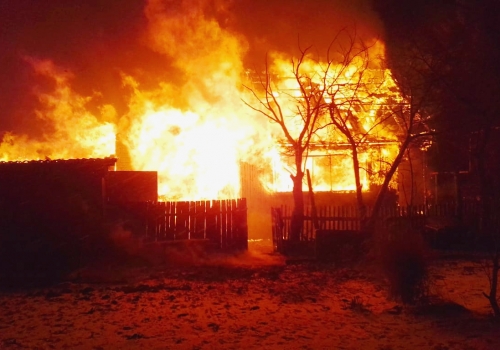 Омским пожарным удалось извлечь из огня семилетнего мальчика