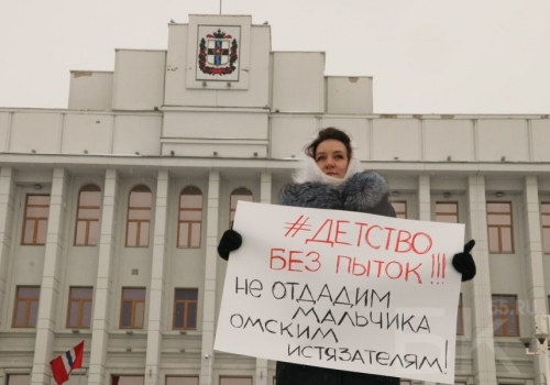 Общественница Григорьева провела пикет с требованием изъять у матери ребёнка, которого ставили на гречку