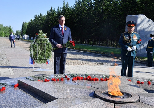 Бурков возложил цветы к Вечному огню в парке Победы и памятнику солдатской матери Анастасии Ларионовой