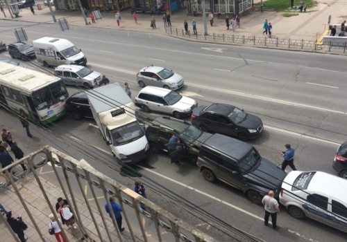 В центре Омска, на площади Ленина столкнулись автобус, грузовик и несколько дорогих иномарок
