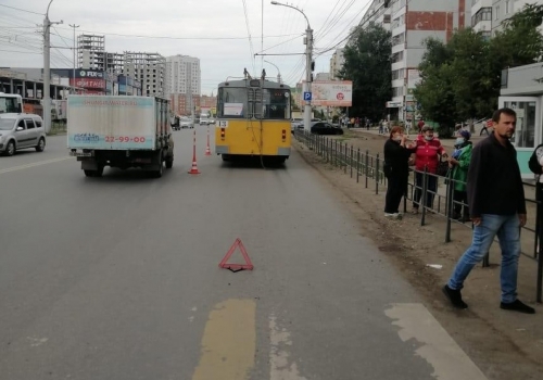 В Омске троллейбус сбил женщину, перебегавшую улицу на красный