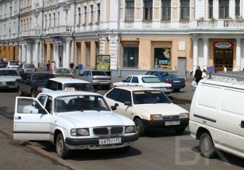 Омичка пожаловалась на массовый саботаж таксистов