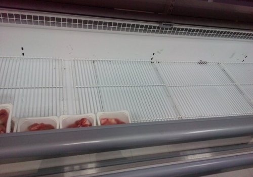 В Омске двое парней залезли в магазин и прятались от полиции в холодильнике.