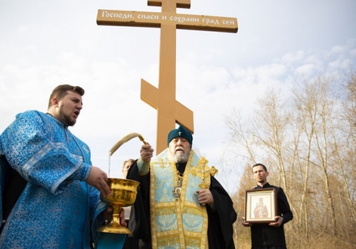 Омский митрополит провел еще один автомобильный крестный ход против коронавируса