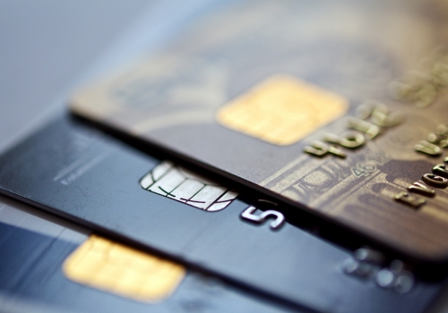 Банки стали реже выдавать омичам кредитные карты