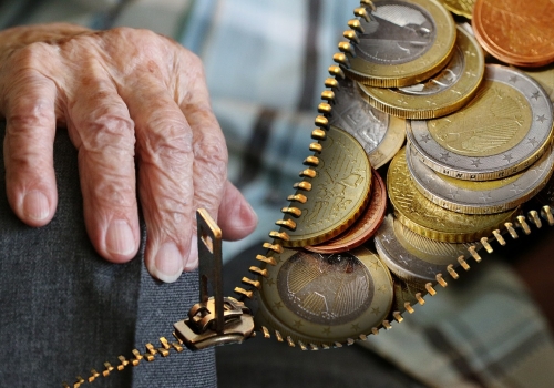 В Омске «дерзкие» мошенники «разводили» пенсионеров, представляясь работниками ПФР