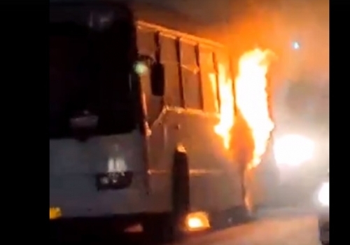 В Омске в сумерках горел автобус