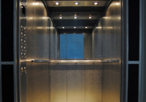 В Омске в доме женщины-инвалида, которая не могла подниматься к себе на 9-й этаж, включили лифт