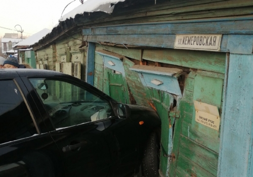 В Омске автомобиль при ДТП нечаянно разрушил жилой дом