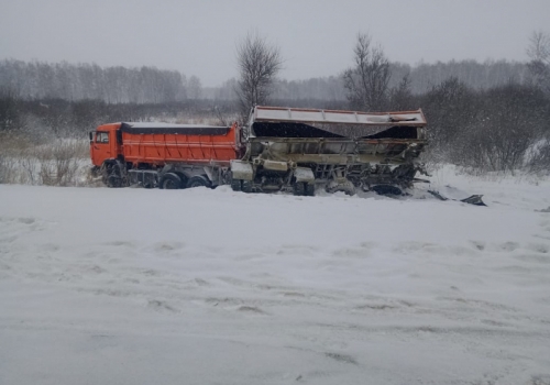 Автобус со стороны Омска в Новосибирской области столкнулся с КамАЗом — водитель погиб