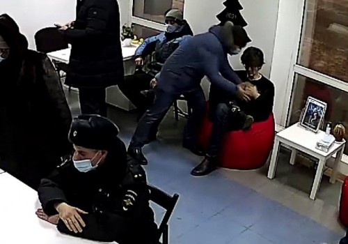 В Омске в штабе Навального человек в штатском пытался отобрать телефон у активиста