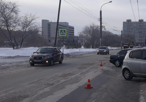 В Омске Nissan влетел в забор, а затем сбил пешехода