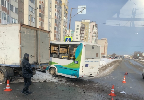 В Омске в автобус с пассажирами въехал грузовик
