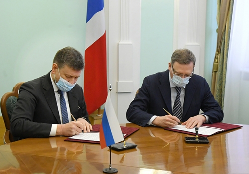 В Омске губернатор Бурков и глава Росгидромета Шумаков подписали соглашение о сотрудничестве