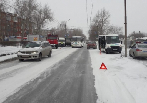 В Омске в ДТП КамАЗ протаранил два автобуса