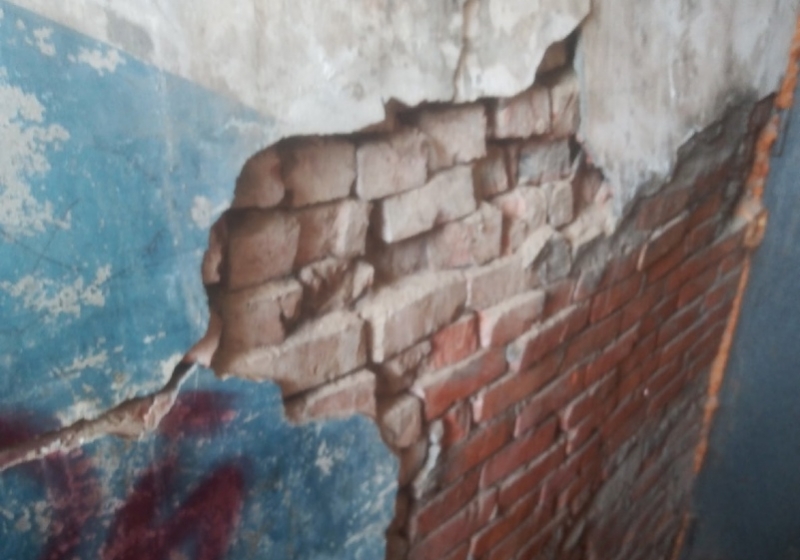 Разрушенный подъезд. Стена подъезда. Стена под разрушенные. Стены в подъезде разрушили ь до кирпичей. Новосибирск разрушился подъезд.