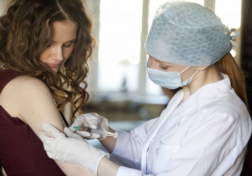 В Омской области полностью вакцинировались от коронавируса свыше 100 тысяч человек