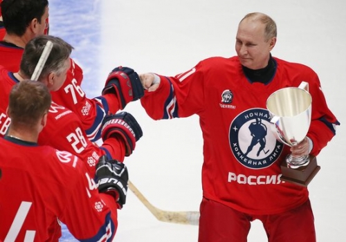 Путин забросил 8 шайб, обыграв профессиональных хоккеистов