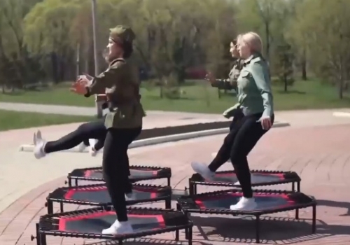 В Омске ролик батутного центра с танцами возле мемориала Победы назвали «прыжками на костях»
