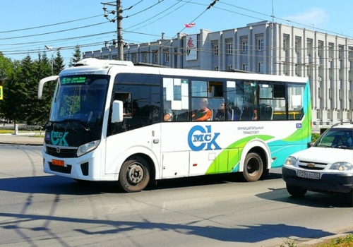 В Омске удлинили маршруты еще двух автобусов, но машин на них почти нет