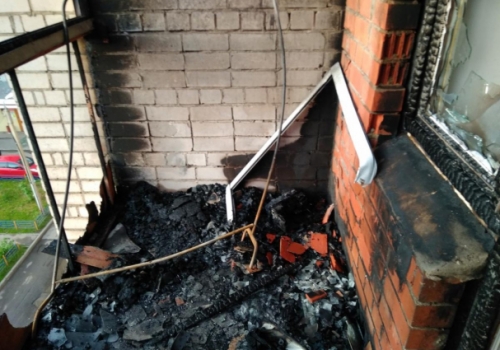 Омские пожарные спасли девушку с балкона горящей квартиры