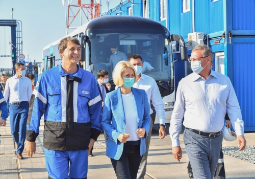 Вице-премьер Абрамченко проверила экологические проекты Омского НПЗ