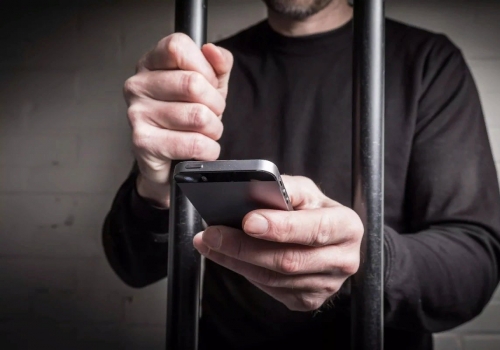 Отбывающего в тюрьме новосибирца обвиняют в телефонном мошенничестве в отношении пенсионеров